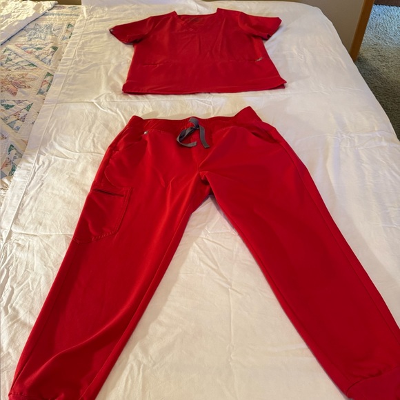 Figs Red Technical Collection Top - Picture 1 of 5